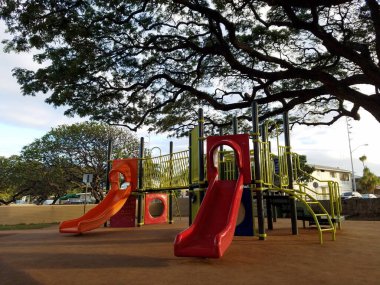 Honolulu, Hawaii - 6 Ocak 2017: Slaytlı oyun alanı yapısı ve Paki Park 'ta tırmanacak şeyler.