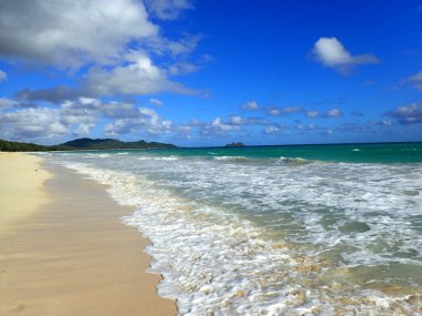 Oahu, Hawaii adalarında mokulua doğru seyir shore Waimanalo plaj dalgalar kucağında.