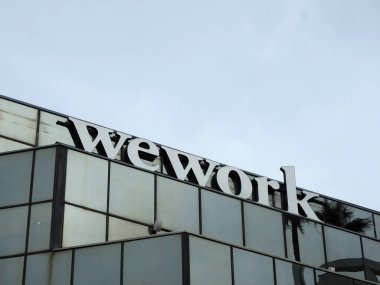 Hollywood, California - 16 Ekim 2019: Wework Logosu ofis binasının tepesinde,