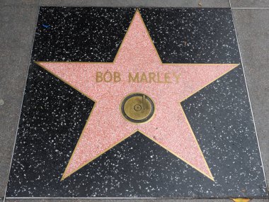 Hollywood, California - 16 Ekim 2019 Müzik Simgesi Bob Marley Hollywood Şöhret Yolu 'nda Record Logosu ile birlikte. Bu yıldız Hollywood Bulvarı 'nda bulunmaktadır. 2700 ünlü yıldızdan biri..
