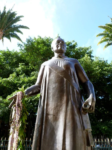 Гонолулу Січня 2012 Статуя Королеви Ліліуокалані Утримує Леїз Протягом Дня — стокове фото