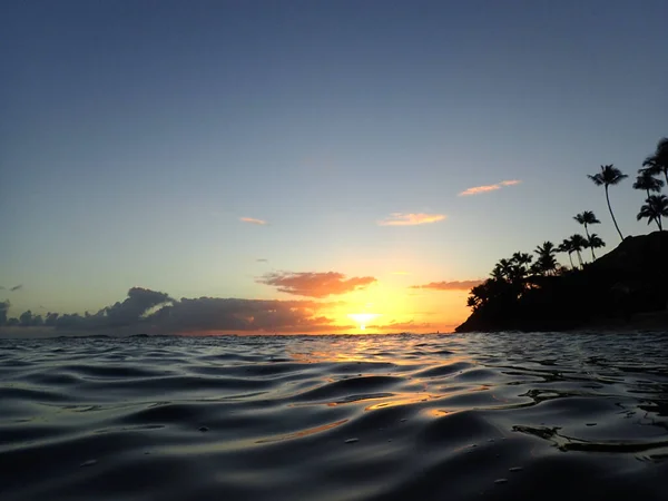 Sonnenuntergänge Mit Lichtreflexen Auf Meereswellen Und Boote Auf Dem Wasser — Stockfoto