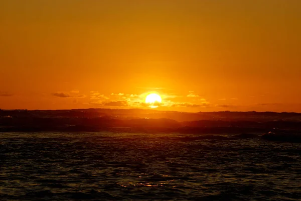 ハワイのオアフ島のワイキキビーチから海の上の夕日 — ストック写真