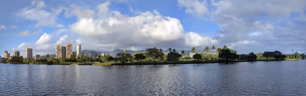 阿拉维运河 公寓楼 高尔夫球场和椰子树在夏威夷瓦胡岛的一个阳光明媚的日子里与彩虹和高山相望 全景风格 — 图库照片