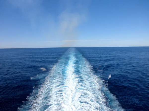 Large Cruise Boat Rooster Tail Smoke Pacific Ocean Clear Day — Stock Photo, Image