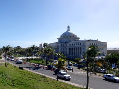 San Juan - 13 Ocak 2009: Road and The Capitol of Puerto Rico Building (İspanyolca: Capitolio de Puerto Rico) San Juan adasının hemen dışında yer almaktadır. Bina iki meclisli Yasama Meclisi 'ne ev sahipliği yapmaktadır.