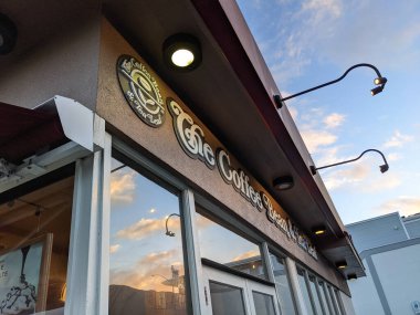 Honolulu - 14 Ocak 2021: Kapahulu Kahve Fasulyesi girişi ve şafak vakti Hawaii, Oahu 'da imza. The Coffee Bean & Arakçı, 1963 yılında kurulan bir Amerikan kahve zinciri..