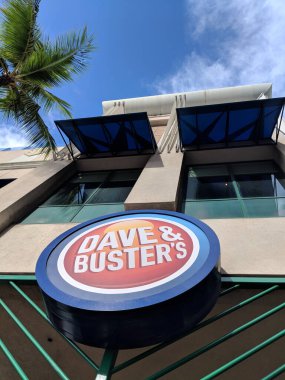 Honolulu - 25 Ocak 2018 Dave ve Buster 'ın mekan girişinin üstündeki tabelası.