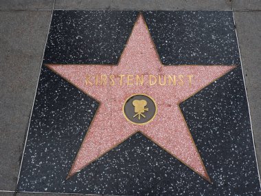 Hollywood, California - 16 Ekim 2019: Hollywood Bulvarı 'nda film logosu olan oyuncu Kirsten Dunst. Bu yıldız Hollywood Bulvarı 'nda bulunmaktadır. 2700 ünlü yıldızdan biri..