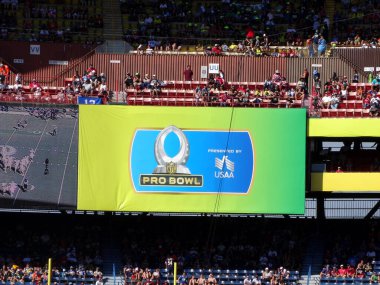 Waikiki - 31 Ocak 2016: Pro Bowl taraftarlarla dolu tribünlerdeki USAA tabelasıyla destekleniyor.