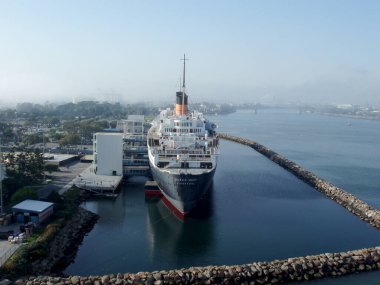 Long Beach - 8 Ocak 2006 Havacılık Kraliçesi Mary Boat Harbor 'a park etti. RMS Queen Mary, 1936 'dan 1967' ye kadar Kuzey Atlantik Okyanusu 'nda Cunard-White Star Line için denize açılan emekli bir İngiliz okyanus gemisidir.