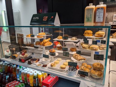 Honolulu - 20 Ocak 2020: Starbucks Kapiolani Hastanesi 'ndeki Gıda Sergisi. Starbucks Corporation bir Amerikan kahve şirketi ve kahve dükkanı zinciri. Starbucks 1971 'de Seattle, Washington' da kuruldu. 2017 'den itibaren şirket faaliyet gösteriyor.