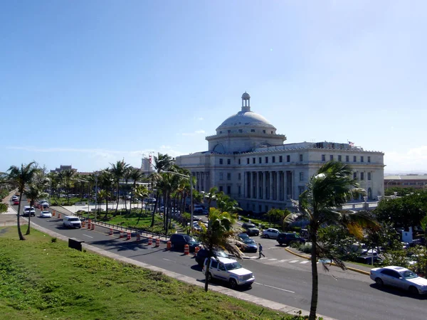 San Juan - 13 Ocak 2009: Road and The Capitol of Puerto Rico Building (İspanyolca: Capitolio de Puerto Rico) San Juan adasının hemen dışında yer almaktadır. Bina iki meclisli Yasama Meclisi 'ne ev sahipliği yapmaktadır.