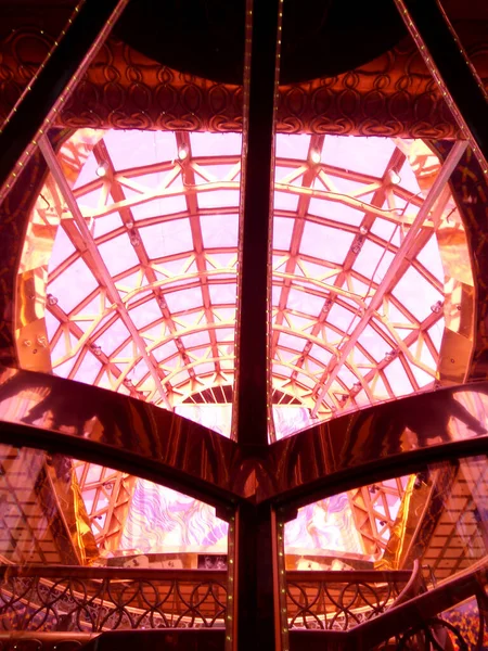 在海上 2010年1月8日 游轮上有精美天窗的粉红走廊内电梯 — 图库照片