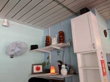 Honolulu - 26 Mart 2018: Tuz lambası, bitkiler ve Buda ve Tiki 'nin heykelleri Honolulu, Hawaii' deki Yıldız Gemisi Yoga Stüdyosu 'nda sergilenmektedir..