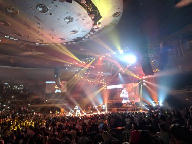 Honolulu - 24 Mart 2018: Luke Bryan, Neal S. Blaisdell Center 'da sahne ışıkları altında bandoda şarkı söylüyor..