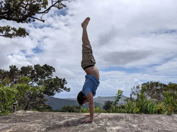 Man Does Handstand Stomuch Exposed Top Mountain Honolulu Diamondhead Distance — Stock Photo, Image