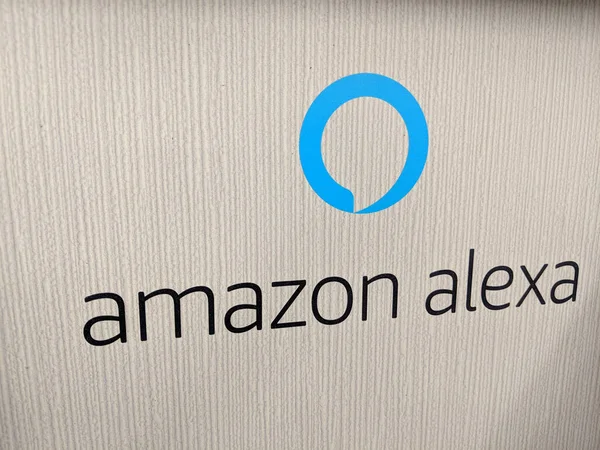 檀香山 2018年3月21日 亚马逊Alexa标志 是一个聪明的助手在白墙展示商店 亚马逊的虚拟助手Alexa 亚马逊Alexa 简称Alexa 是亚马逊开发的虚拟助手 首次在亚马逊时代使用 — 图库照片