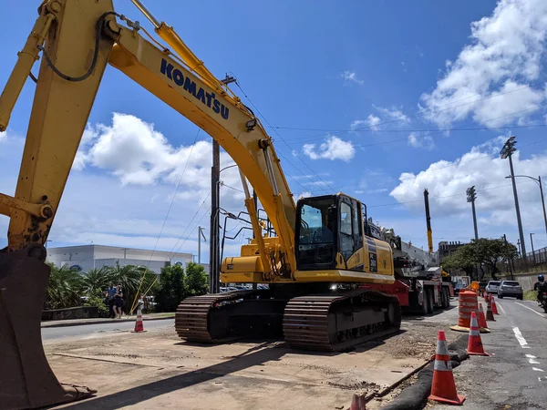 火奴鲁鲁 2021年3月31日 Komatsu建筑机械公司在夏威夷火奴鲁鲁市中心的公路上维修污水 — 图库照片