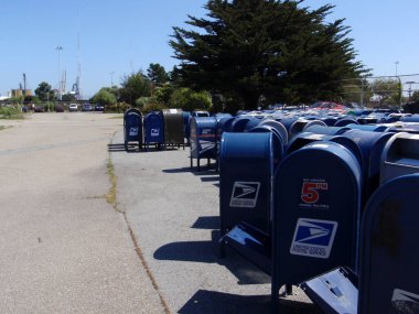 San Francisco - 22 Nisan 2009: Otoparktaki Birleşik Devletler Posta Servisi Posta Kutuları.