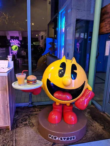 Honolulu Abril 2016 Pac Man Figura Servindo Hambúrguer Bebida Exposição — Fotografia de Stock