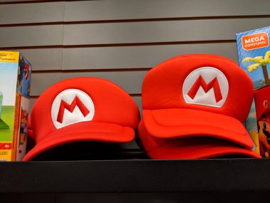 Waikiki - 3 Mayıs 2019: Super Mario Hats Gamestop mağazasında satılık.