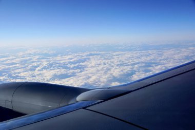 Gökyüzü bulutların üstünde, Jet Wing uçakları görünürde..