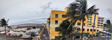 Honolulu, Hawaii - 28 Aralık 2021: Oahu Adası 'ndaki DHL Nakliye Merkezi ve Dole Cannery binasının panoramik hava manzarası. Eskiden bir konserve kompleksi olan bina, artık özel mağazalar, süpermarketler ve eğlence merkezleri sunan bir ofis ve perakende tesisi haline geldi.