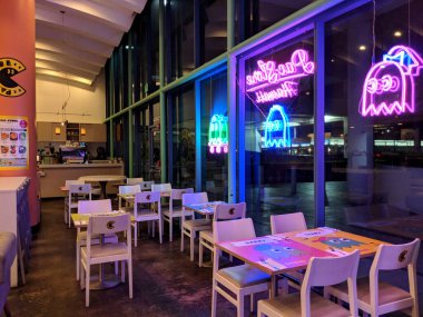 Honolulu - 26 Nisan 2016: Pac-Man Masaları ve Neon tabelaları Pac-Store 'da.