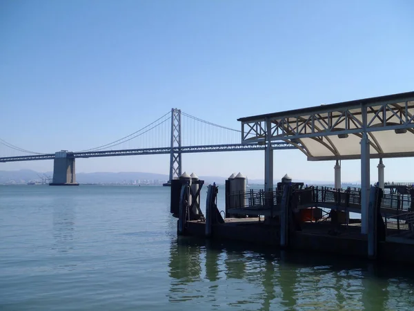 San Francisco Szeptember 2010 Kompkikötő Bay Bridge Távolban Nap Folyamán — Stock Fotó