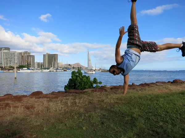 Man Wearing Shorts Shirt Shoes One Hand Handstand Shore Magic — Stock Photo, Image