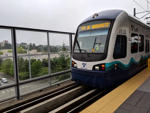 シアトル 2019年5月16日 サウンドトランジットライトレール列車がシータック空港駅に停車 — ストック写真