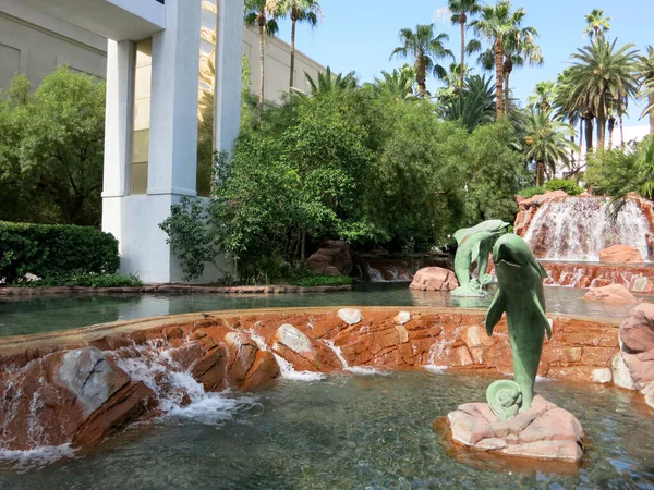 Las Vegas Nevada Junho 2015 Cachoeira Com Golfinhos Vulcão Hotel — Fotografia de Stock