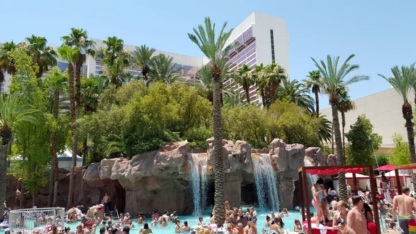 Las Vegas Junho 2015 Pessoas Saem Por Cachoeiras Flamingo Hotel — Fotografia de Stock