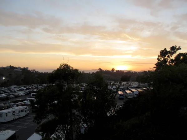July 2012 Trees Cars Buses Fill Dodgers Parking Lot Sunset — стоковое фото