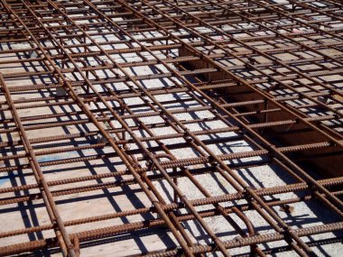 Demir çubuklarla bağlantılı, ve demir çubuk olarak da bilinir, yakında beton dökülecek kuvveti güçlendirmek için..