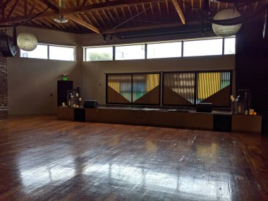 Hollywood - 16 Ekim 2019 Yoga stüdyosunun Hollywood sahnesi. Yoga, kafe ve etkinliklerden esinlenerek bu topluluk toplantısına çeşitli stillerde ev sahipliği yapıyor..