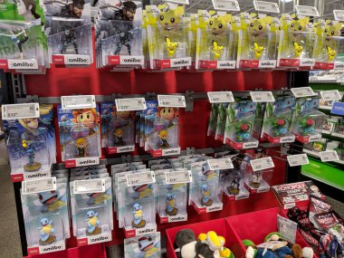 Honolulu - 21 Eylül 2019: Wii Fit Yoga eğitmeni Link, Pichu, Ivysaur, Samus, Snake, Dr. Mario ve Mario Kart Monopoly dahil olmak üzere Satılık Nintendo Amiibo.