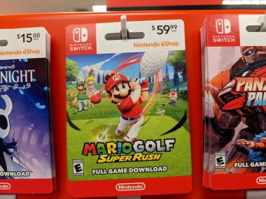 Honolulu - 7 Eylül 2021: Nintendo Switch dijital oyunları Mario Golf Super Rush Full Game İndirme kartları Target mağazasında satılmaktadır. Nintendo Anahtarı evdeki konsoldan taşınabilir sisteme dönüşmek için tasarlandı.