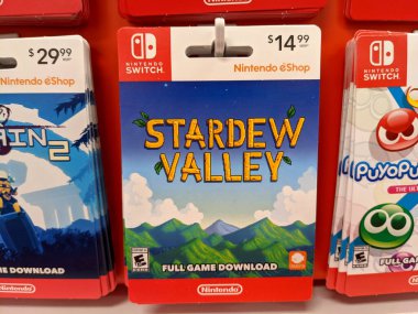 Honolulu - 7 Eylül 2021: Nintendo Switch Dijital Oyunları Stardew Valley ve PuyoPuyo Full Game İndirme kartları Hedef Mağazası 'nda satışa sunuldu. Nintendo Anahtarı gittiğiniz her yere gitmek için tasarlanmıştır, ev konsolundan taşınabilir Sy 'ye dönüşür