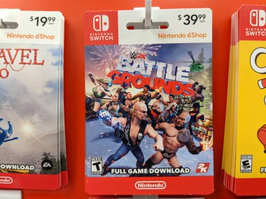 Honolulu - 7 Eylül 2021: Nintendo Switch dijital oyunları WWE 2K Battle Grounds Full Game İndirme kartları Target mağazasında satılmaktadır. Nintendo Anahtarı evdeki konsoldan taşınabilir sisteme dönüşmek için tasarlandı.