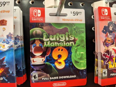 Honolulu - 7 Eylül 2021: Nintendo Switch digital games Luigi 's Mansion 3 Full Game İndirme kartları Target mağazasında satılmaktadır. Nintendo Anahtarı gittiğiniz her yere gitmek için tasarlanmıştır, ev konsolundan taşınabilir bir sisteme dönüşür 