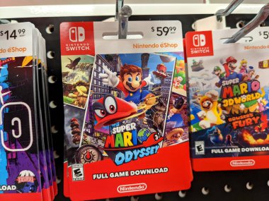 Honolulu - 7 Eylül 2021: Nintendo Switch Dijital Oyunları Super Mario Odyssey ve Super Mario 3D World artı Bowser 's Fury Full Game İndirme kartları Target mağazasında satılacak. Nintendo Switch nereye gidersen git, dönüşmek için tasarlandı.