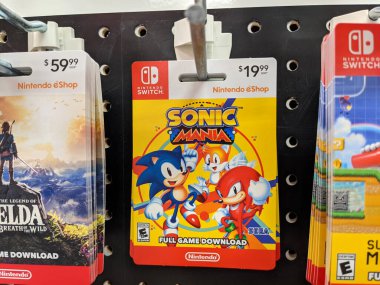 Honolulu - 7 Eylül 2021: Nintendo Switch digital Games Sonic Mania Full Game İndirme kartları Target mağazasında satılmaktadır. Nintendo Anahtarı evdeki konsoldan taşınabilir sisteme bir çırpıda dönüşmek için tasarlandı.