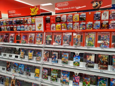 Honolulu - 7 Eylül 2021: Nintendo Switch Physical and digital games as Mario, Pokemon, Super Smash Bros Ultimate, Kirby, Pikmin, Need for Speed, Yoshi, Sonic, Animal Crossing, Splatoon, Captain Toad, Cash Card, Online, Zelda, Lego, and Luigi o