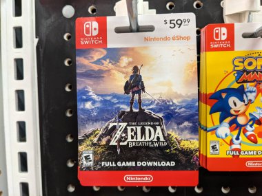Honolulu - 7 Eylül 2021: Nintendo Switch dijital oyunları The Legend of Zela Breath of the Wild Game İndirme kartları Target mağazasında satışa sunuldu. Nintendo Anahtarı gittiğiniz her yere gitmek için tasarlanmıştır, konsoldan konsola dönüşür 