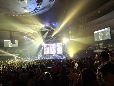 Honolulu - 24 Mart 2018: Luke Bryan sahne ışıkları altında Neal S. Blaisdell Center 'da bando ve kalabalık kayıt şovunda şarkı söylüyor..