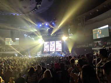 Honolulu - 24 Mart 2018: Luke Bryan sahne ışıkları altında Neal S. Blaisdell Center 'da bando ve kalabalık kayıt şovunda şarkı söylüyor..