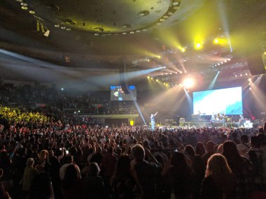 Honolulu - 24 Mart 2018: Luke Bryan sahne ışıkları altında Neal S. Blaisdell Center 'da bando ve kalabalık kayıt şovunda şarkı söylüyor..