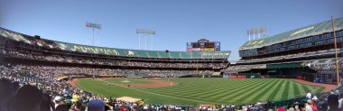 Oakland California - 24 Temmuz 2010: Oakland-Alameda County Coliseum 'da Atletizm ve Chicago White Sox maçı. Panoramik